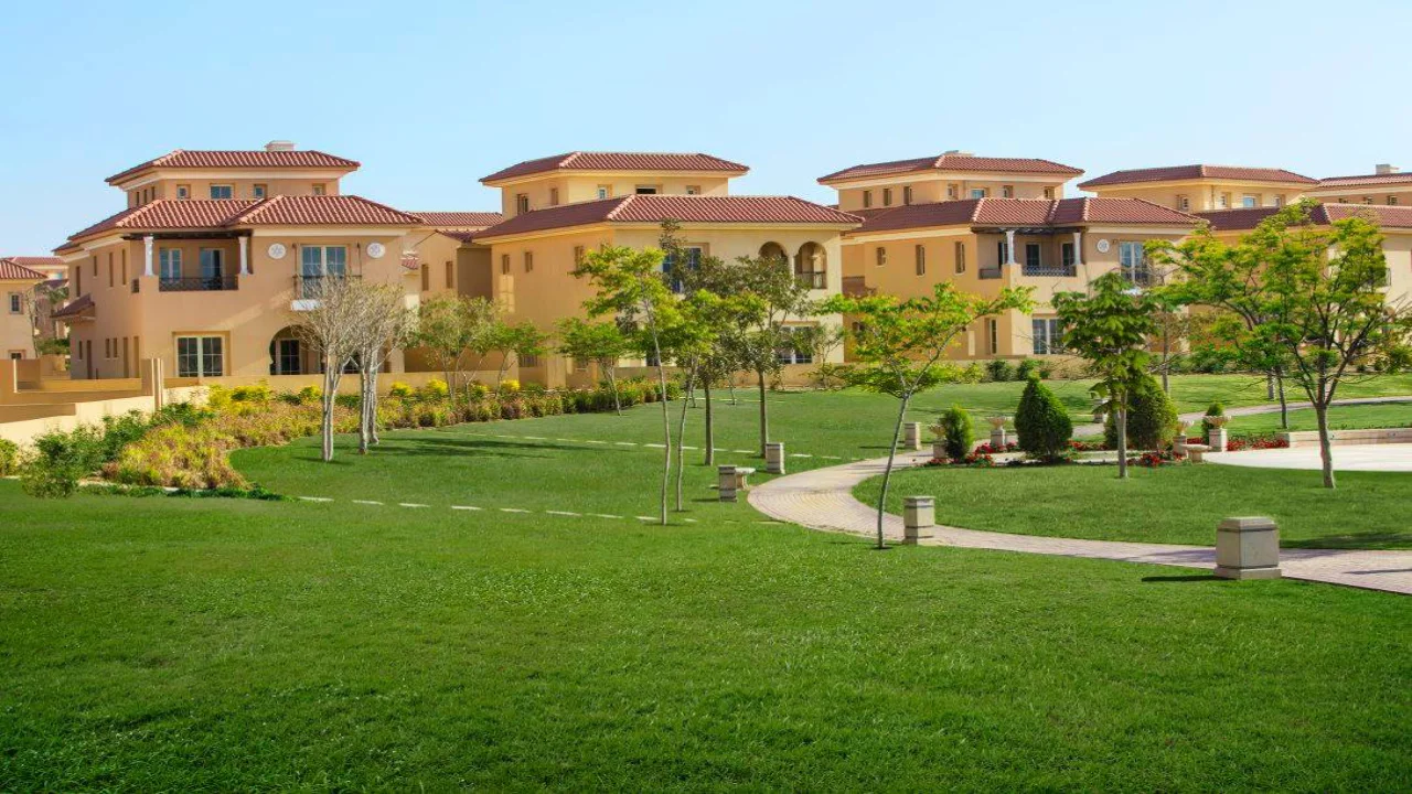 تاون هاوس للبيع فى هايد بارك نيو كايرو بالتقسيط بالقرب من الجامعة الامريكية hyde park new cairo