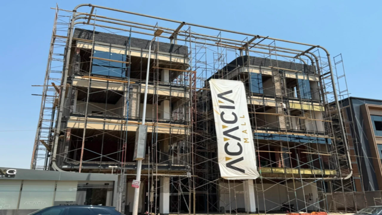 محل تجارى للبيع استلام فورى و متشطب بالكامل بالتقسيط فى acacia new cairo