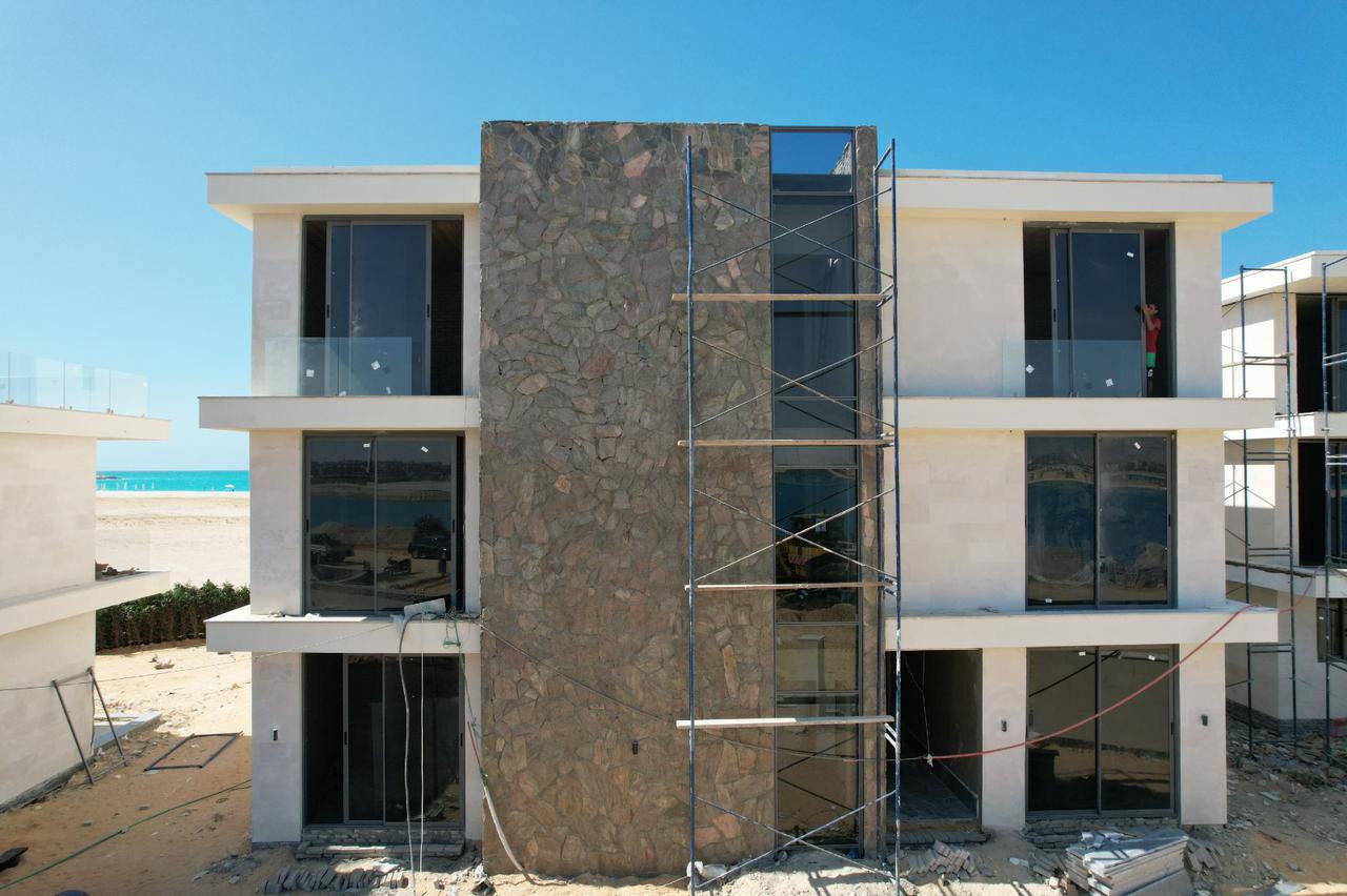 شاليه 151م للبيع في قرية سولين مارينا 5 متشطبة بكل حاجة بالفرش