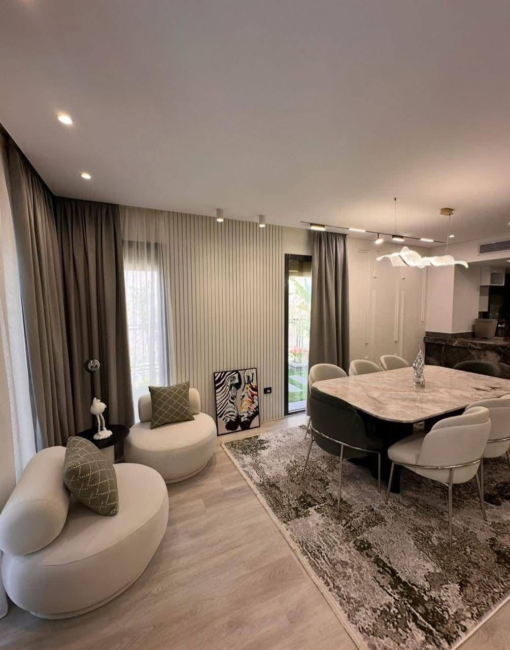 شقه 130م للبيع في كمبوند تاج سيتى امام مطار القاهره الدولى