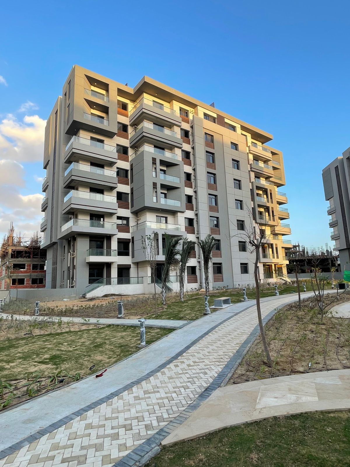 شقه للبيع 165م ارضي بجاردن في كمبوند بلو فيرت العاصمه الاداريه