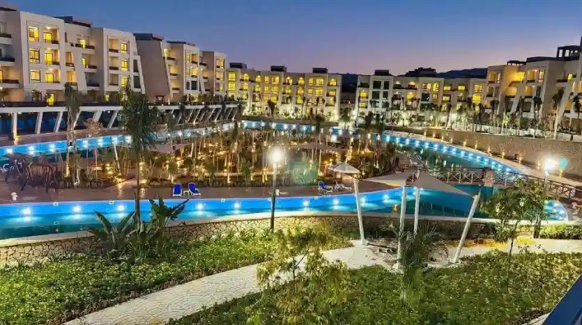 شقة للبيع 114متر متشطبة بالكامل فى سكاى سيتي الجلالة بيراميدز