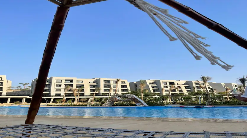 شقة للبيع 117متر متشطبة بالكامل و بالفرش فى قرية سكاى سيتي الجلالة