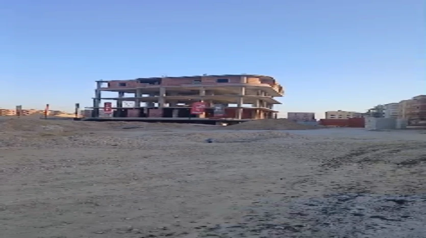 عيادة للبيع استلام فورى 145متر موقع مميز فى مدينة العبور مشروع مول بلس