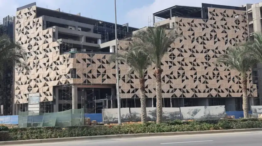 مكتب ادارى للبيع 48متر استلام فورى متشطب بالتكييفات فى مشروع الكور فيردى الحي المالي